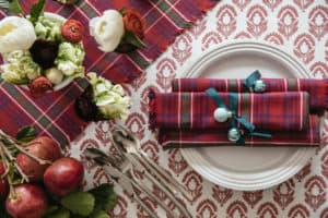 chic-holiday-table-plaid-napkin
